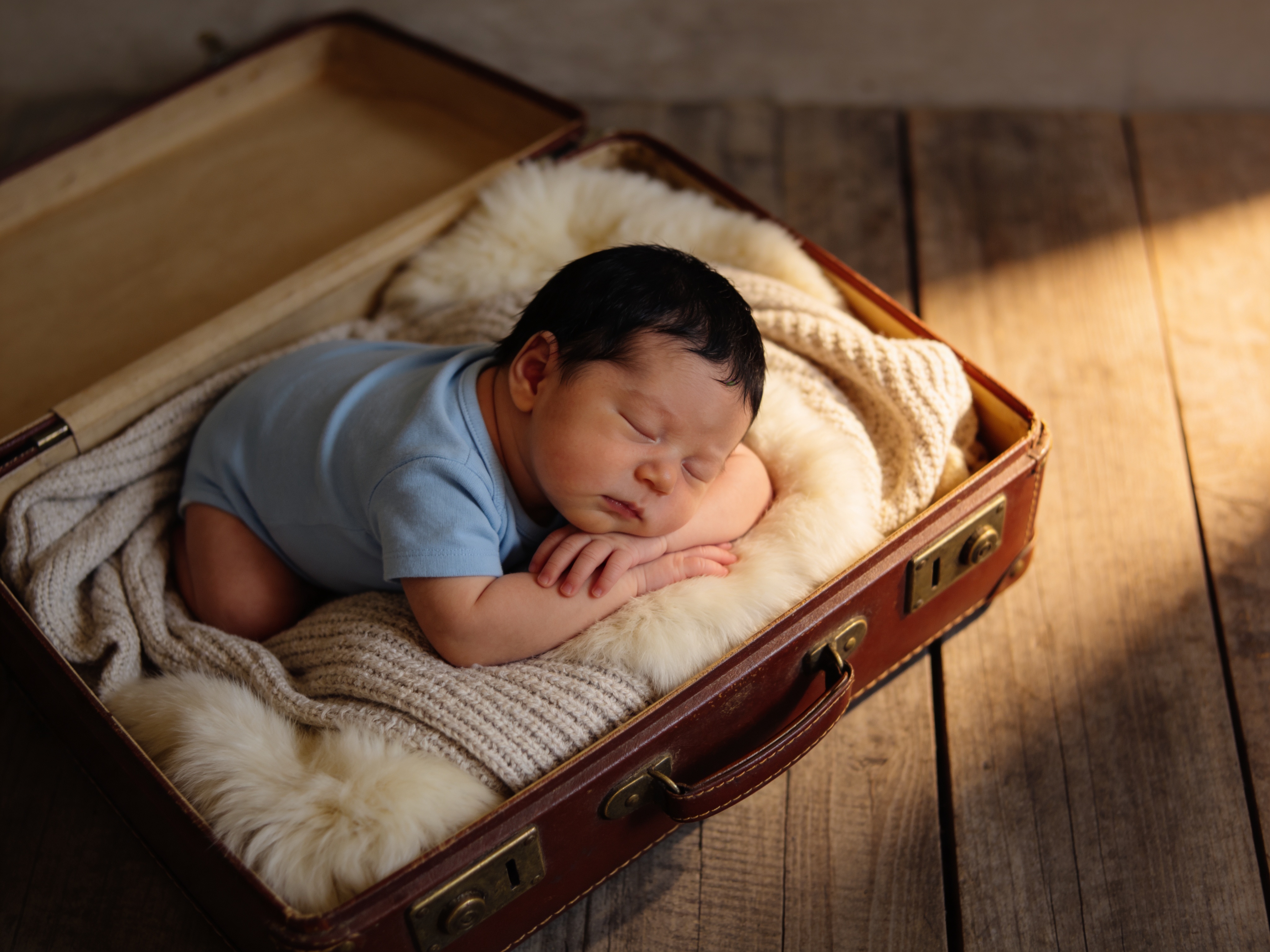Bebé durmiendo en maleta vintage