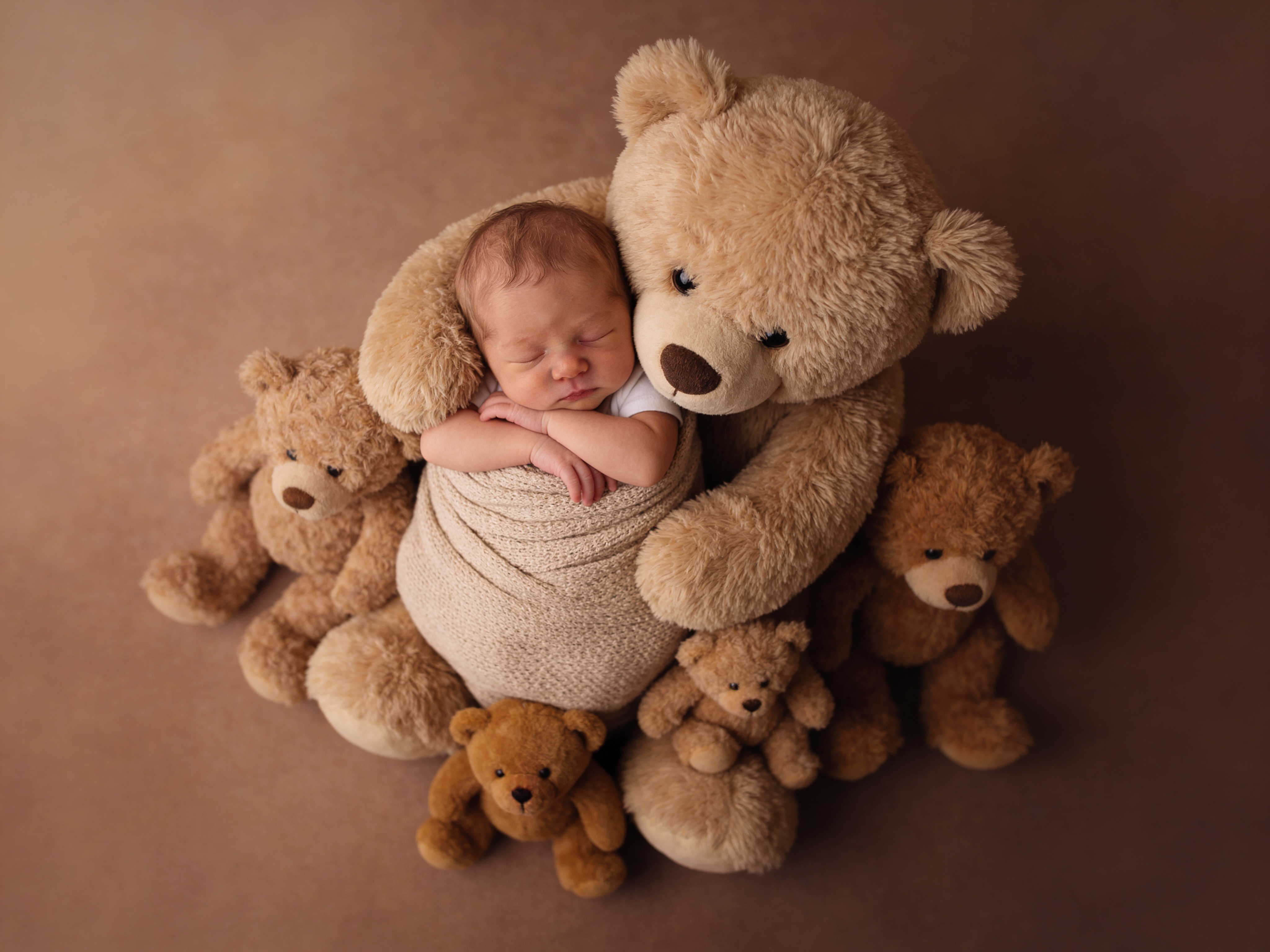 Bebé entre peluches