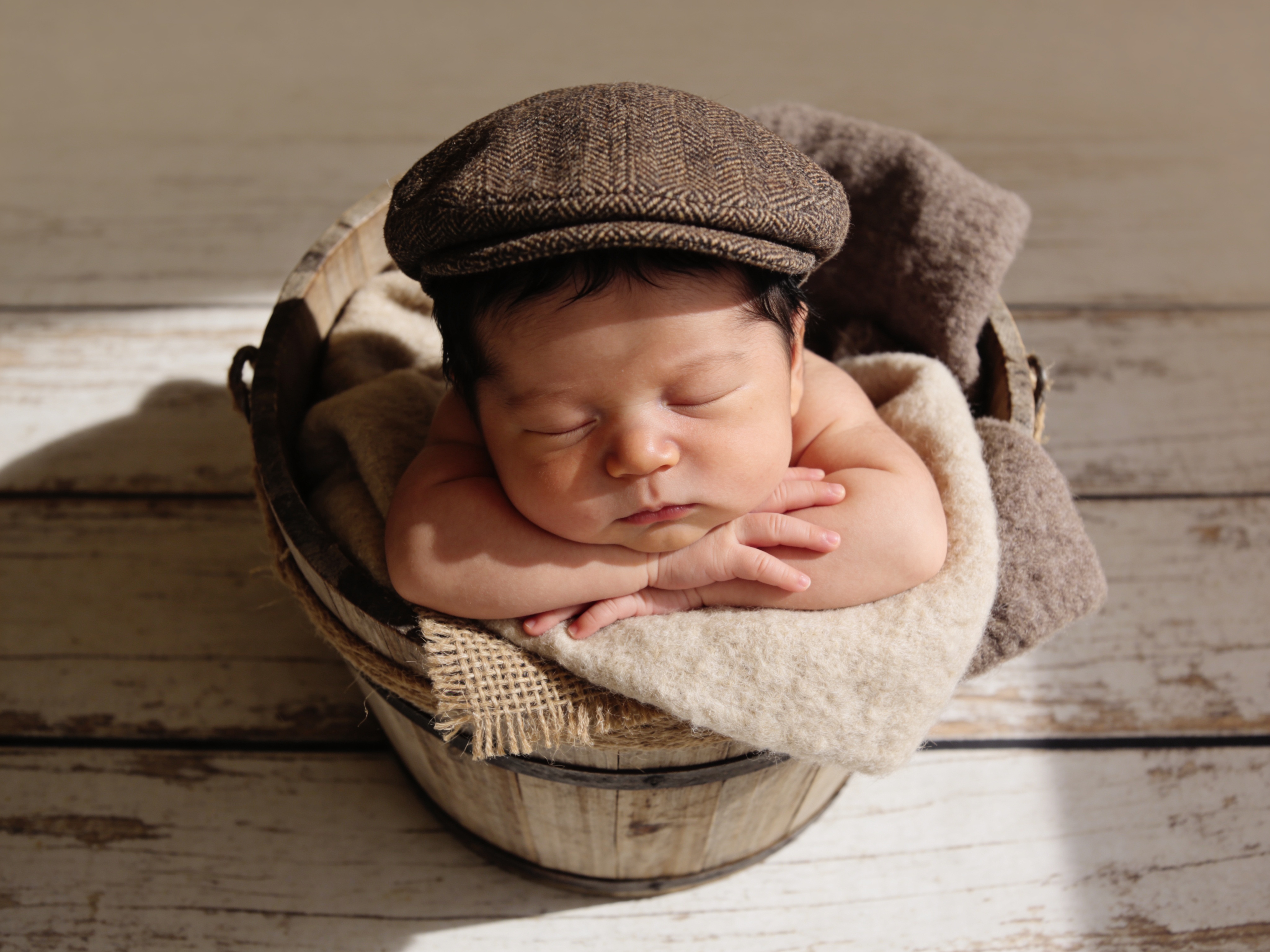 Bebé en barril con gorra